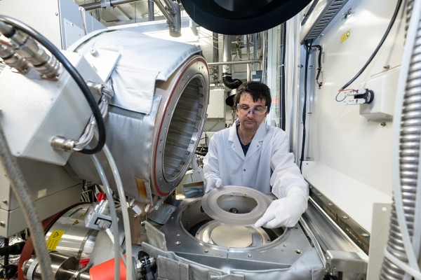 Dans le cadre de son travail, Daniel Blackburn peut &ecirc;tre appel&eacute; &agrave; proc&eacute;der &agrave; la r&eacute;insertion d'un anneau isolant de protection en quartz.