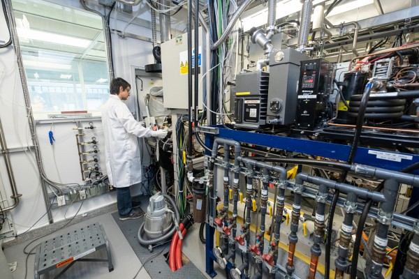 Daniel Blackburn intervient sur l&rsquo;ensemble des &eacute;quipements du LN2 et du LCSM.