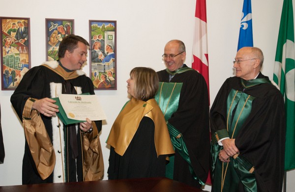 Louise Lapalme a re&ccedil;u une ma&icirc;trise d'honneur de l'UdeS afin de souligner tout le travail ayant men&eacute; &agrave; l'organisation et la cr&eacute;ation de l'&eacute;v&eacute;nement de la collation des grades.