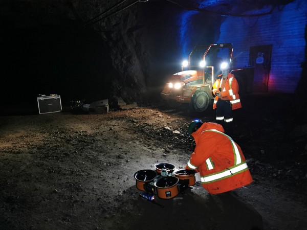 Marc-Antoine Leclerc, un membre de l'&eacute;quipe du projet, qui est sur le terrain afin de tester le drone, en compagnie d'un client d'une compagnie mini&egrave;re.