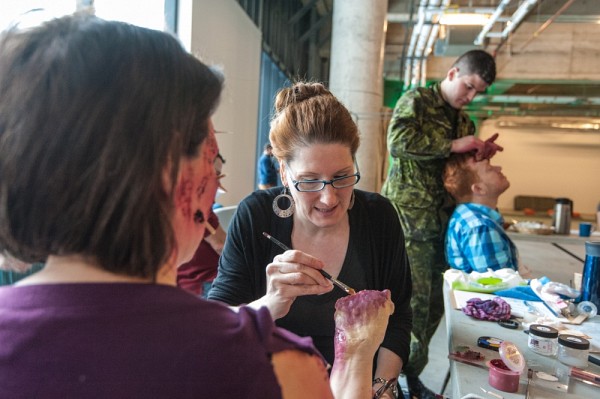 Plusieurs employ&eacute;s de l&rsquo;UdeS et des Forces arm&eacute;es canadiennes ont particip&eacute; &agrave; la pr&eacute;paration et au maquillage des &laquo; faux bless&eacute;s &raquo; qui sont arriv&eacute;s plusieurs heures avant le d&eacute;but de la simulation.