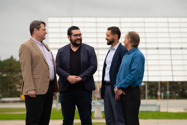 En plus de son mandat de directeur, Richard Ar&egrave;s fait partie de plusieurs &eacute;quipes de recherche. Ici, il est accompagn&eacute; de Youcef Bioud, Abderraouf Boucherif et Dominique Drouin, avec qui il avait pour ambition de trouver un moyen de r&eacute;duire les co&ucirc;ts des cellules solaires tout en maintenant un rendement raisonnable.