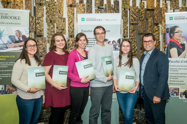 Les boursi&egrave;res et boursier de la Fondation de l'UdeS, au premier cycle. De g. &agrave; d. : B&eacute;atrice Poulin, Genevi&egrave;ve Beaulieu,&nbsp;Val&eacute;rie Tremblay-Boudreault, Hugo Veilleux et &Eacute;lodie Fontaine.
