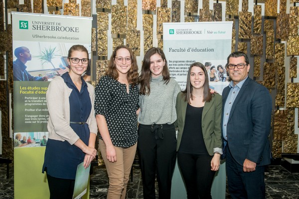 Les r&eacute;cipiendaires d'une bourse interne de la Facult&eacute; d&rsquo;&eacute;ducation pour la ma&icirc;trise, en compagnie du doyen. De g. &agrave; d. : Catherine Gauthier, Genevi&egrave;ve Rivard, Laurence Harvey et Ariane Labont&eacute;. R&eacute;cipiendaires absents : Catherine Fortin, Hu Jing, Carolyn Murphy.