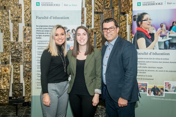 Les r&eacute;cipiendaires des bourses d&rsquo;excellence pour les &eacute;tudiantes et &eacute;tudiants de ma&icirc;trise et de doctorat en recherche, Alexia Beauregard (bourse Power Corporation) et Ariane Labont&eacute; (Bourse d'excellence de la Facult&eacute; d'&eacute;ducation).