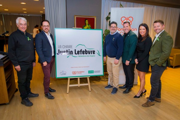 L&rsquo;histoire de Justin a suscit&eacute; une vague de mobilisation. Sur la photo : Dominique Dorion, doyen de la Facult&eacute; de m&eacute;decine et des sciences de la sant&eacute; (FMSS); Martin Clermont, directeur g&eacute;n&eacute;ral de la Fondation du CHUS; le professeur Fr&eacute;d&eacute;rick D&rsquo;Aragon; les parents de Justin, Benoit Lefebvre et Marie-Pier Savaria; et le professeur Yannick Poulin.