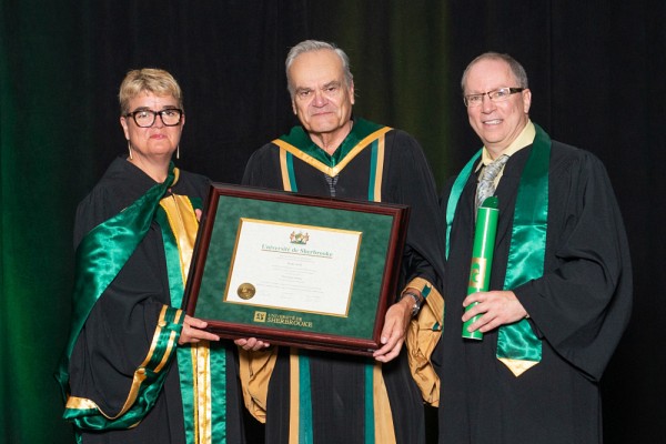 Professeure Carole Beaulieu, doyenne de la Facult&eacute; des sciences,&nbsp;professeur &eacute;m&eacute;rite Serge Jandl, profeseur Denis Morris, directeur du D&eacute;partement de physique.