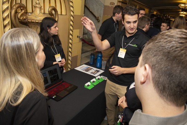 Avant le d&eacute;but de la c&eacute;r&eacute;monie, les &eacute;tudiantes et &eacute;tudiants ont pr&eacute;sent&eacute; leurs projets.