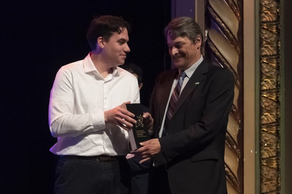 Pr Richard Ar&egrave;s, vice-doyen au d&eacute;veloppement et aux partenariats de la Facult&eacute; de g&eacute;nie, et Mathieu Picard, professeur &agrave; la Facult&eacute; de g&eacute;nie. M. Ar&egrave;s tient un troph&eacute;e pr&eacute;par&eacute; par l&rsquo;&eacute;quipe de Createk, qui sera remis en guise de reconnaissance &agrave; la famille J.R. Andr&eacute; Bombardier.