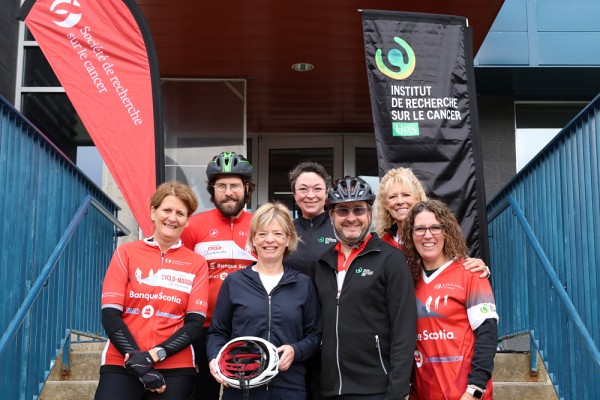 La d&eacute;put&eacute;e f&eacute;d&eacute;rale de Sherbrooke &Eacute;lizabeth Bri&egrave;re entour&eacute;e de membres du comit&eacute; organisateur. De gauche &agrave; droite : Nathalie Rivard, vice doyenne de la Facult&eacute; de m&eacute;decine et des sciences de la sant&eacute; et professeure-chercheuse &agrave; l'IRCUS, Jean-Philippe Brosseau, professeur-chercheur &agrave; l'IRCUS, &Eacute;lizabeth Bri&egrave;re, d&eacute;put&eacute;e f&eacute;d&eacute;rale, Karine Tremblay, coordonnatrice scientifique de l'IRCUS, Fran&ccedil;ois-Michel Boisvert, directeur scientifique de l'IRCUS, Manon De Arburn, conseill&egrave;re des &eacute;v&eacute;nements du Qu&eacute;bec &agrave; la Soci&eacute;t&eacute;, et Patricia Soulard, cheffe des &eacute;v&eacute;nements du Qu&eacute;bec &agrave; la Soci&eacute;t&eacute;