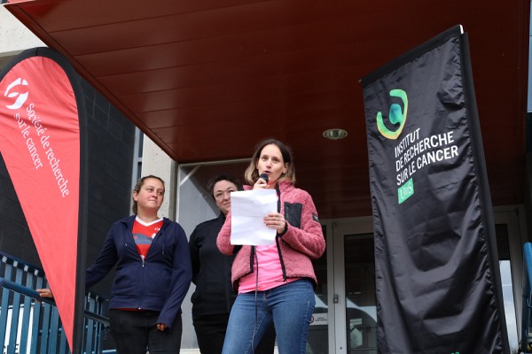 Cyrielle Petibon effectuant un discours inspirant sur son combat contre un cancer du sein et l'importance de la recherche, entour&eacute;e de gauche &agrave; droite par&nbsp;Marilyne Labrie, professeure-chercheuse &agrave; l'IRCUS, et Karine Tremblay, coordonnatrice scientifique de l'IRCUS