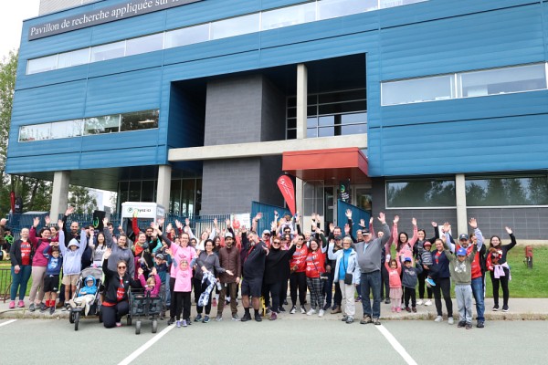 Les participants marcheurs pr&ecirc;ts &agrave; d&eacute;buter leur d&eacute;fi