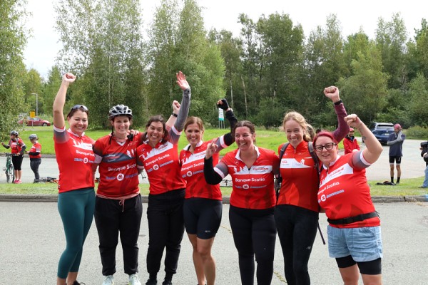 Quelques membres de l'&eacute;quipe recherche-onco. De gauche &agrave; droite : Marilyne Simoneau, Marie-&Egrave;ve Sasseville, M&eacute;gane Lebel, Anick Champoux, Dominik Gagn&eacute;, Christine Lawson, et Isabelle St-Pierre