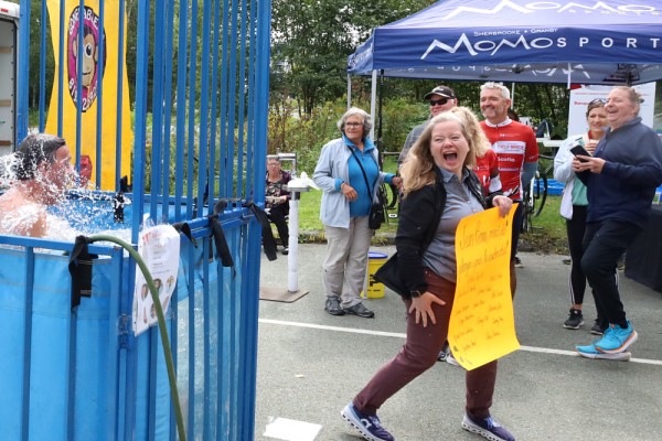 Patricia Fournier,&nbsp;Adjointe au vice-recteur &agrave; la recherche et aux &eacute;tudes sup&eacute;rieures, heureuse d'avoir fait tomber &agrave; l'eau Jean-Pierre Perreault, vice-recteur de l'Universit&eacute; de&nbsp;Sherbrooke, pour la cause
