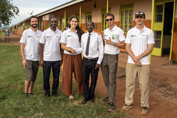 En compagnie du directeur de l'&eacute;cole secondaire communautaire Rubondo, M. Mukasa Edmond, voici l&rsquo;&eacute;quipe &eacute;tudiante : Anthony Desrochers, &eacute;tudiant au baccalaur&eacute;at en g&eacute;omatique et directeur g&eacute;n&eacute;ral du GCIUS, L&eacute;opold Sharangabo, &eacute;tudiant &agrave; la maitrise en science de l&rsquo;&eacute;ducation, Jade Barrette, &eacute;tudiante &agrave; la maitrise en d&eacute;veloppement international et action humanitaire, Christian Audet, &eacute;tudiant au baccalaur&eacute;at en g&eacute;nie civil, et Simon Courchesne, &eacute;tudiant au baccalaur&eacute;at en g&eacute;nie civil.