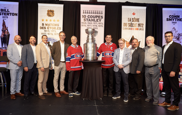 Serge Savard en compagnie de donateurs, membres du Rectorat de l'UdeS, membres de La Fondation de l'UdeS ainsi que les dirigeants de l'&eacute;quipe de hockey du Vert & Or.