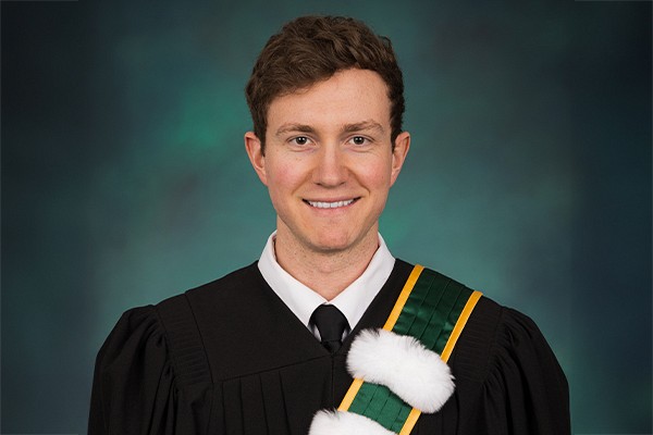 Fran&ccedil;ois Caldwell s'int&eacute;resse &agrave; la participation des Forces arm&eacute;es canadiennes &agrave; la Coalition internationale en Irak et en Syrie, une alliance militaire cr&eacute;&eacute;e en 2014 pour lutter contre Daech et regroupant plus d'une vingtaine de pays.