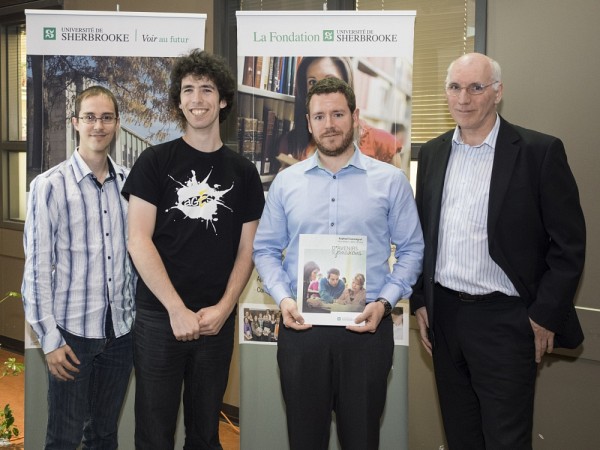 Vincent Ducharme, pr&eacute;sident du RECSUS, William Leclerc-Bellavance, pr&eacute;sident de l'AGES, et Pierre Breton, donateur, initiateur de cette bourse et Ambassadeur de la Facult&eacute; des sciences, ont remis la bourse Pierre Breton - AGES - RECSUS &agrave; Rapha&euml;l Sansregret, &eacute;tudiant au doctorat en biologie.