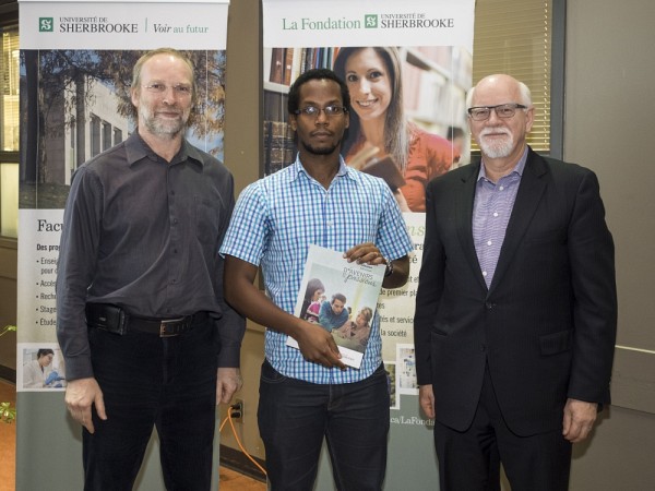 Gabriel Girard, directeur du D&eacute;partement d'informatique, et Marc-Andr&eacute; Roy, initiateur du fonds et Ambassadeur de la Facult&eacute; des sciences, ont remis la bourse Fonds R3D Conseil inc. &agrave; Jean-Pierre Sehi Glouzon, &eacute;tudiant au doctorat en informatique.