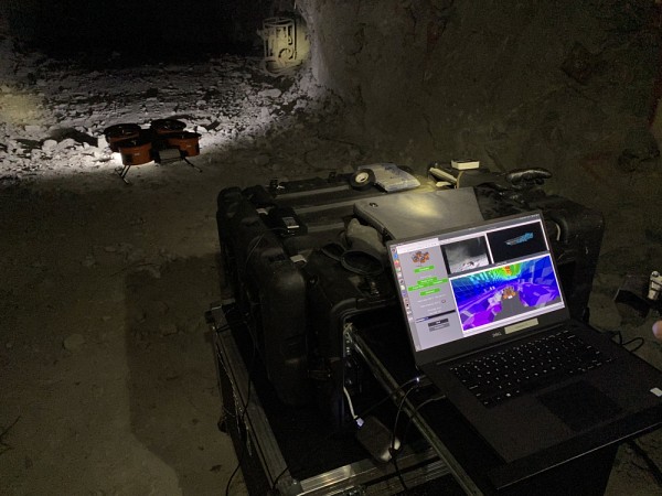 Dans des zones o&ugrave; le GPS peut &ecirc;tre brouill&eacute;, comme une mine, le robot utilise ses cam&eacute;ras ou capteurs pour estimer sa position et son mouvement.