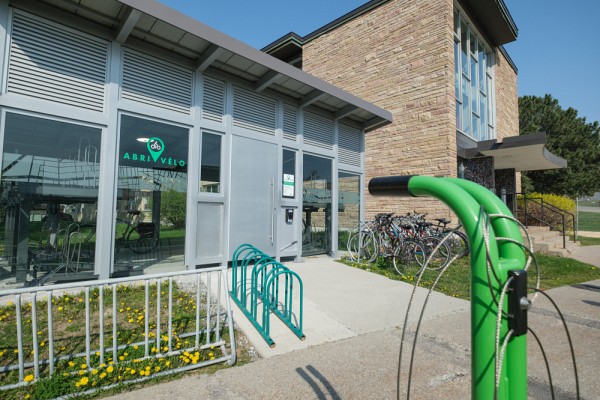 De nombreuses infrastructures cyclistes facilitent l'utilisation du v&eacute;lo pour se rendre au Campus principal, comme des abris &agrave; v&eacute;los s&eacute;curis&eacute;s, des bornes de r&eacute;paration, des douches accessibles dans plusieurs pavillons, des v&eacute;los en libre-service, etc.