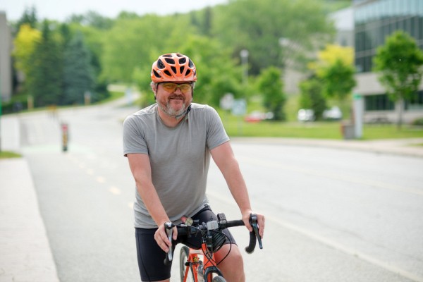 Denis Pell&eacute; se rend tous les jours &agrave; v&eacute;lo au travail.
