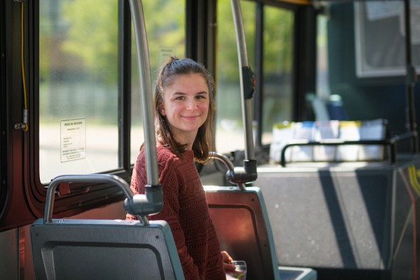 Camille Beauchamp utilise l'autobus pour aller &agrave; l&rsquo;UdeS.