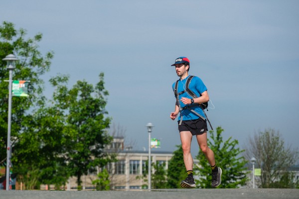 Pour Alexis Brousseau, courir entre chez lui et le Campus principal lui permet d&rsquo;atteindre son objectif hebdomadaire de 60&nbsp;km de course &agrave; pied.