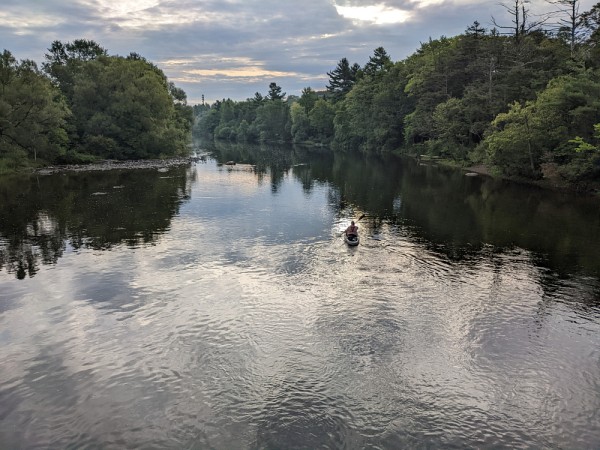 Jade Lussier, pagayant sur la rivi&egrave;re Magog vers le Campus principal