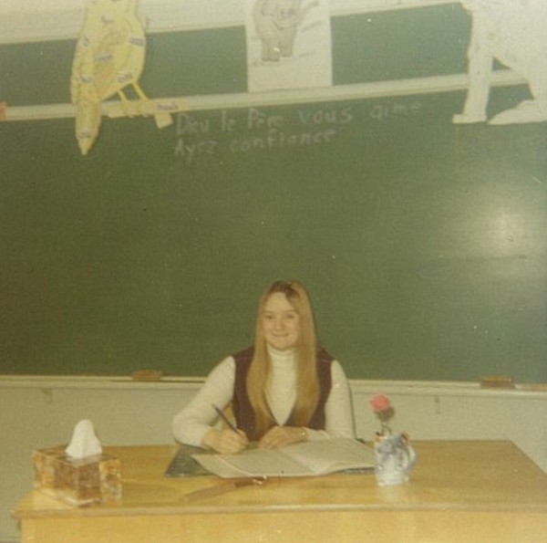 Mme Marcoux &agrave; son premier jour de classe en tant qu'enseignante &agrave; Saint-Jean-Baptiste-Vianney, en 1970.