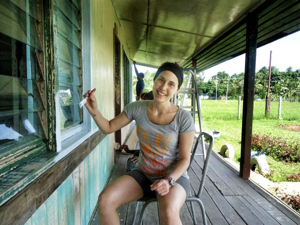 Christina Beaudry en train de repeindre.