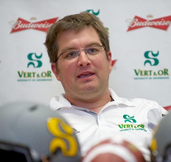 L'entra&icirc;neur-chef de l'&eacute;quipe de football Vert&nbsp;&&nbsp;Or, David Lessard.