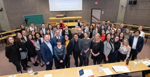 Photo prise avant l'entr&eacute;e en vigueur des mesures de distanciation, lors d'une pr&eacute;sentation r&eacute;unissant des membres de la classe politique, dans le cadre du cours DRT213.