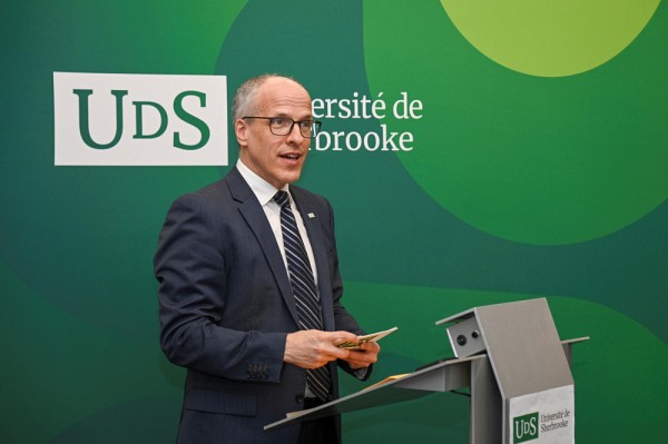 Le recteur, le Pr&nbsp;Pierre Cossette,&nbsp;rendant hommage &agrave; Ald&eacute;e Cabana lors du d&eacute;voilement du nouveau toponyme de la biblioth&egrave;que.