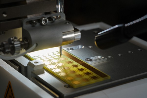 Station de microfilage utilis&eacute;e pour brancher le neuro-enregistreur avec des fils de 25,5 microm&egrave;tres.