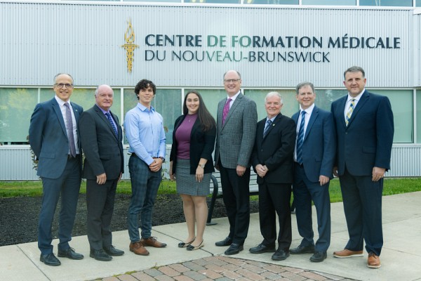 Pierre Cossette, recteur de l&rsquo;UdeS accompagn&eacute; de repr&eacute;sentants du gouvernement du N.-B., du recteur de l&rsquo;UMoncton et de deux personnes &eacute;tudiantes.