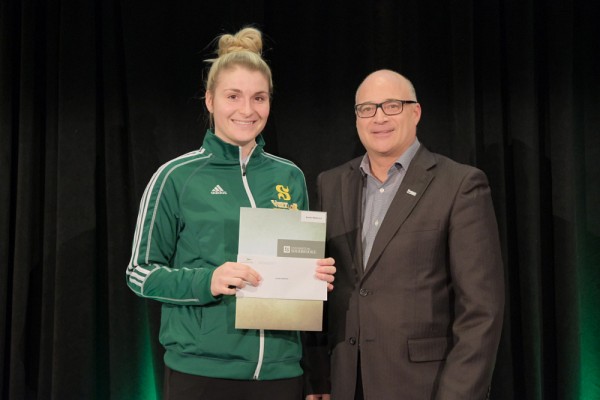 La finissante Audrey Marcoux a re&ccedil;u la bourse Excellence sportive Sherbrooke des mains du pr&eacute;sident de l'organisme, Pierre Tremblay.