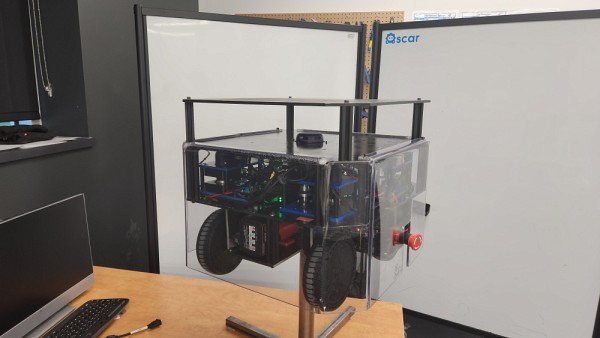 Mise sur pilotis du robot pour une meilleure r&eacute;flexion.