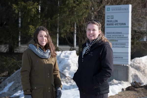 Joanie Van de Walle, &eacute;tudiante au doctorat en biologie et Pre Fanie Pelletier.