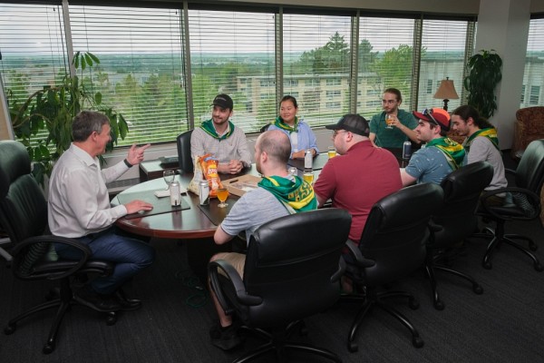 Des &eacute;tudiantes et &eacute;tudiants invit&eacute;s &agrave; une rencontre informelle avec le recteur, &agrave; la suite d'un prix remport&eacute; lors de l'encan d'un souper de la Fondation FORCES &Eacute;tudes.