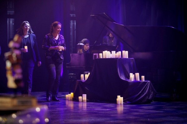 Au son des m&eacute;lodies jou&eacute;es au piano par Gabriel Barros Santiago, finissant au baccalaur&eacute;at en musique, les coll&egrave;gues en nomination d&eacute;posent des bougies, reflet de leur contribution lumineuse dans nos milieux.