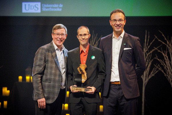 Vincent Ducharme re&ccedil;oit le Prix Inspiration &ndash; Initiative et d&eacute;veloppement pour sa cr&eacute;ativit&eacute; et sa volont&eacute; constante de se d&eacute;velopper et de faire progresser les autres. Il est accompagn&eacute; de Jean-Pierre Perreault, recteur, et Martin Bisaillon, vice-recteur aux ressources humaines et au d&eacute;veloppement de la communaut&eacute;.