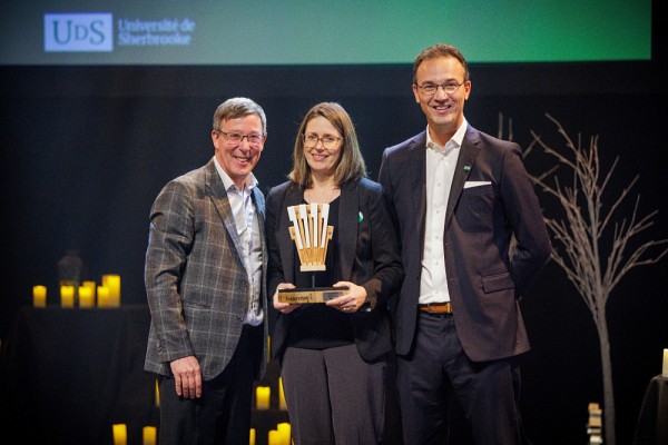 Vicky Richard re&ccedil;oit le Prix Inspiration &ndash; Qualit&eacute; de service parce qu&rsquo;elle s&rsquo;investit avec c&oelig;ur dans le cadre de son travail, assure une qualit&eacute; de service remarquable, et adopte toujours une approche solution. Elle est accompagn&eacute;e de Jean-Pierre Perreault, recteur, et Martin Bisaillon, vice-recteur aux ressources humaines et au d&eacute;veloppement de la communaut&eacute;.