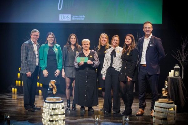 L&rsquo;&eacute;quipe des Fonctions de nature ind&eacute;pendante re&ccedil;oit le Prix Inspiration &ndash; Synergie d&rsquo;&eacute;quipe parce qu&rsquo;elle se distingue par les liens solides qui unissent ses membres et par la qualit&eacute; exceptionnelle du climat de collaboration qu&rsquo;elle cultive.