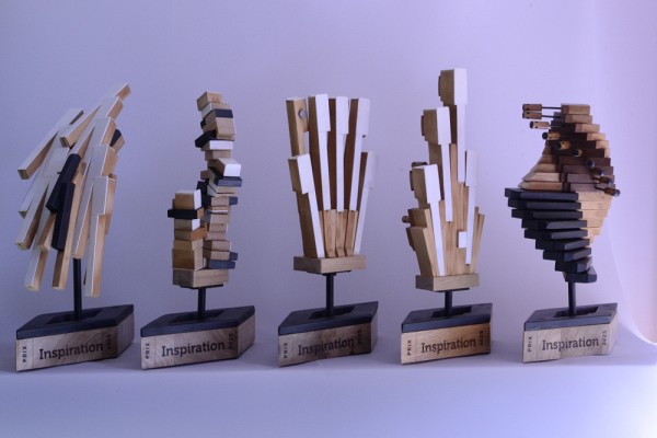 Les troph&eacute;es ont &eacute;t&eacute; con&ccedil;us &agrave; partir du cadre en fonte, de la table d&rsquo;harmonie et de notes d&rsquo;un piano provenant de la maison H.C. Wilson, boutique &eacute;tablie d&egrave;s 1870 sur la rue Wellington Nord &agrave; Sherbrooke. Ils ont &eacute;t&eacute; r&eacute;alis&eacute;s par les &eacute;tudiantes Rebecca Turgeon et Karine Leblanc, dans le cadre de l&rsquo;initiative Espace art et savoir de la Facult&eacute; des lettres et sciences humaines, et gr&acirc;ce au soutien financier de la Strat&eacute;gie des arts et de la culture de l&rsquo;UdeS et de la bourse Experience Ventures.