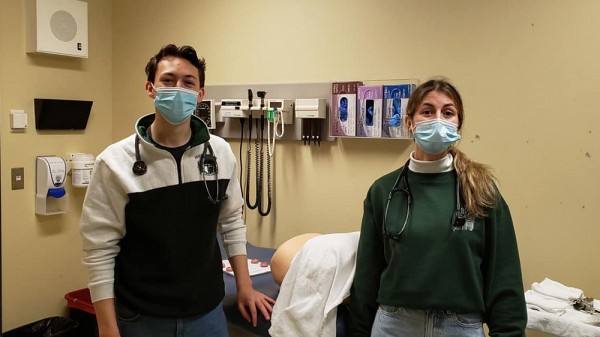 Un duo d'&eacute;tudiants a fait la d&eacute;monstration d&rsquo;une s&eacute;ance d&rsquo;habilet&eacute;s cliniques professionnelles et de collaboration pour l&rsquo;examen gyn&eacute;cologique.