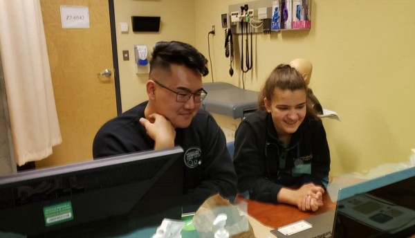 Tout a &eacute;t&eacute; bien pens&eacute; et organis&eacute; dans les moindres d&eacute;tails pour offrir une activit&eacute; dynamique malgr&eacute; la distance. Plusieurs duos d&rsquo;animateurs &eacute;taient notamment compos&eacute;s de colocataires afin de permettre une interaction sans masque, comme ici Maud Labelle et Alexandre Yang.