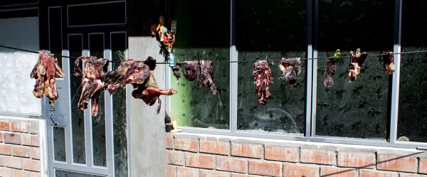 Viande s&eacute;chant sur une corde &agrave; linge