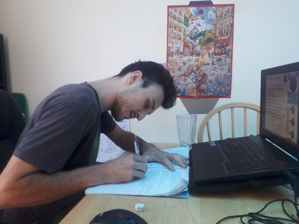 Simon-Olivier aux &eacute;tudes, de la maison (photo fournie)