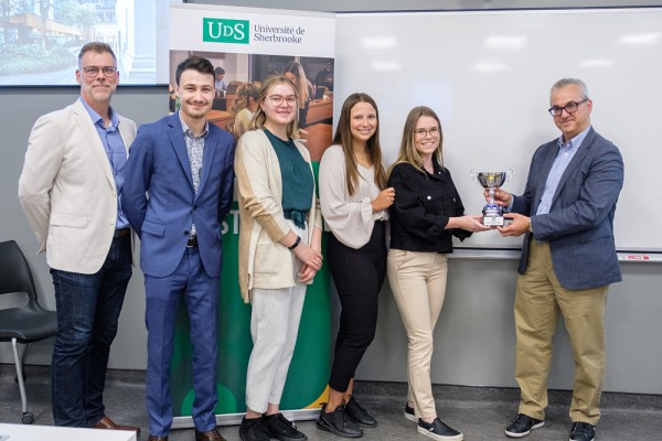 En f&eacute;vrier 2022, l'&eacute;quipe &eacute;tudiante du baccalaur&eacute;at en &eacute;conomique de l&rsquo;&Eacute;cole de gestion faisait de l'UdeS la premi&egrave;re universit&eacute; francophone &agrave; remporter la premi&egrave;re place du D&eacute;fi du gouverneur de la Banque du Canada.&nbsp;